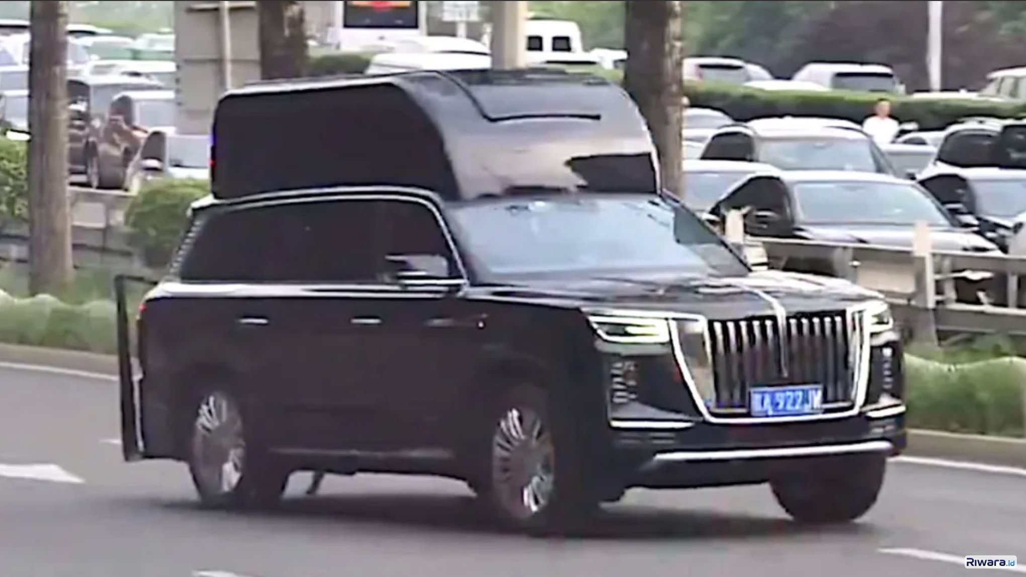 SUV beratap menonjol yang terlihat dalam pengamanan Presiden AS Donald Trump di China